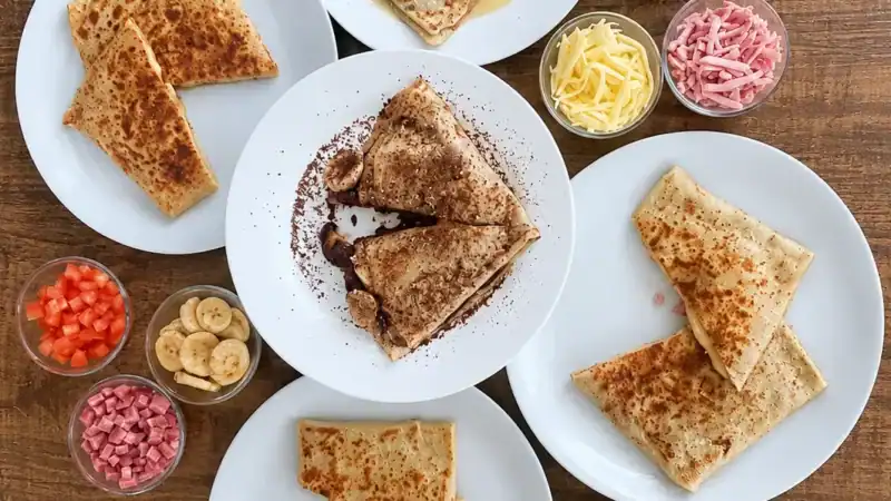 Variedade de crepes salgados e doces com acompanhamentos