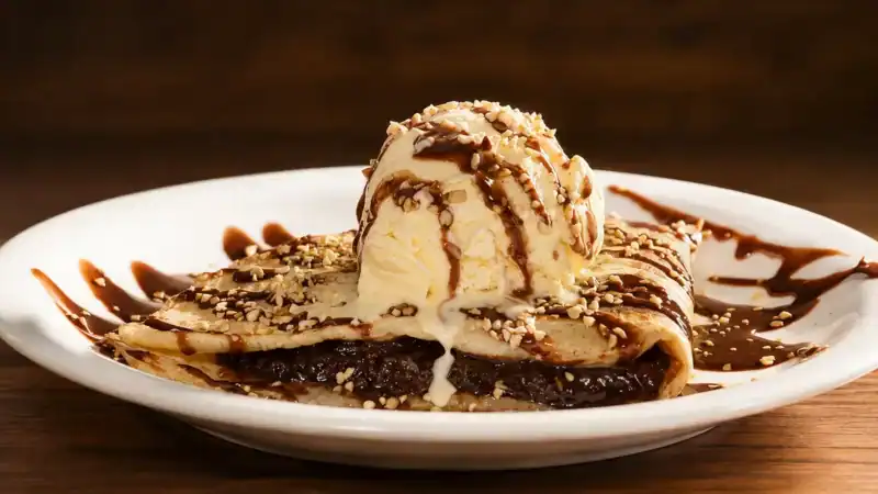 Crepe doce com chocolate, sorvete e castanhas