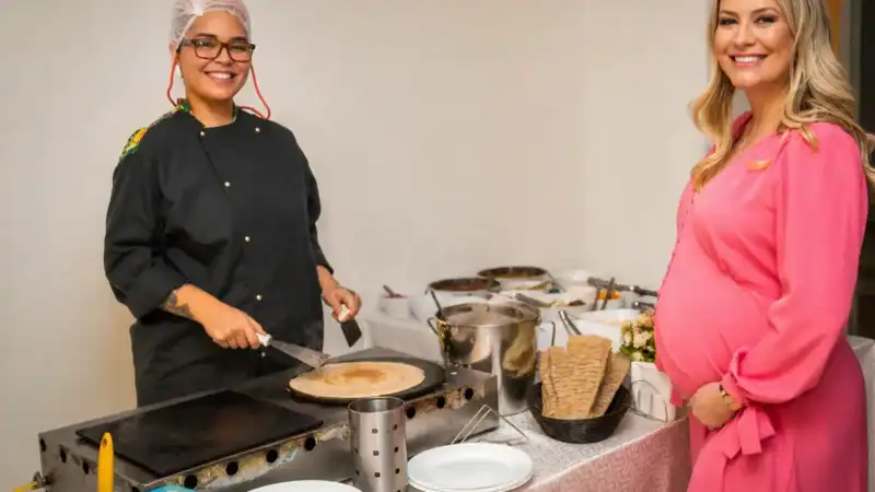Chef do Buffet Paladare preparando crepe em evento