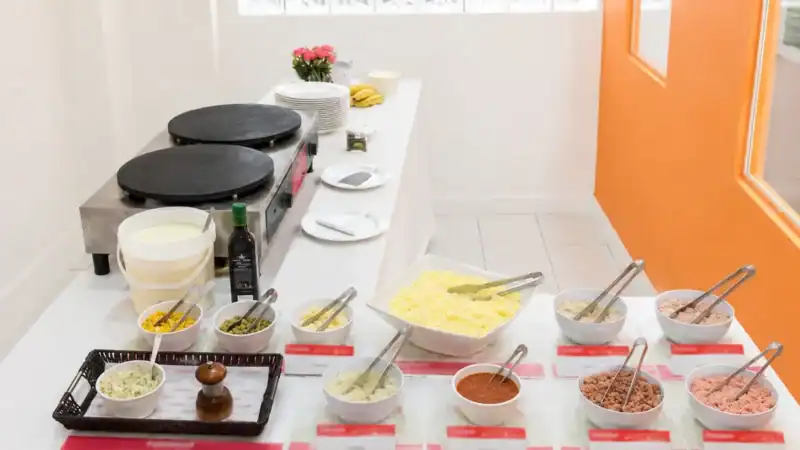 Estação completa de crepes com ingredientes e equipamentos
