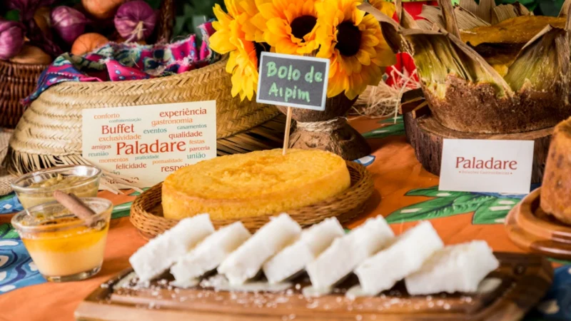 Bolo de aipim e cuscuz na mesa de festa junina do Buffet Paladare