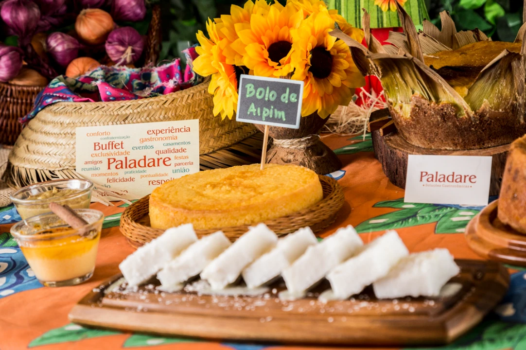 Bolo de aipim e cuscuz na mesa de festa junina do Buffet Paladare