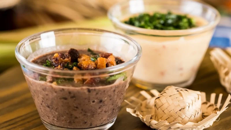 Caldo de feijão com bacon e caldo verde em potes individuais