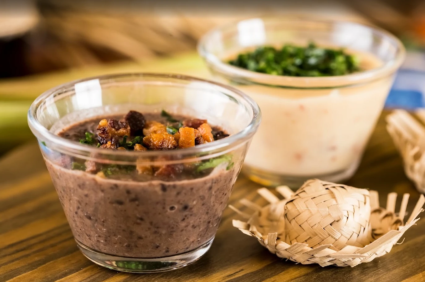 Caldo de feijão com bacon e caldo verde em potes individuais