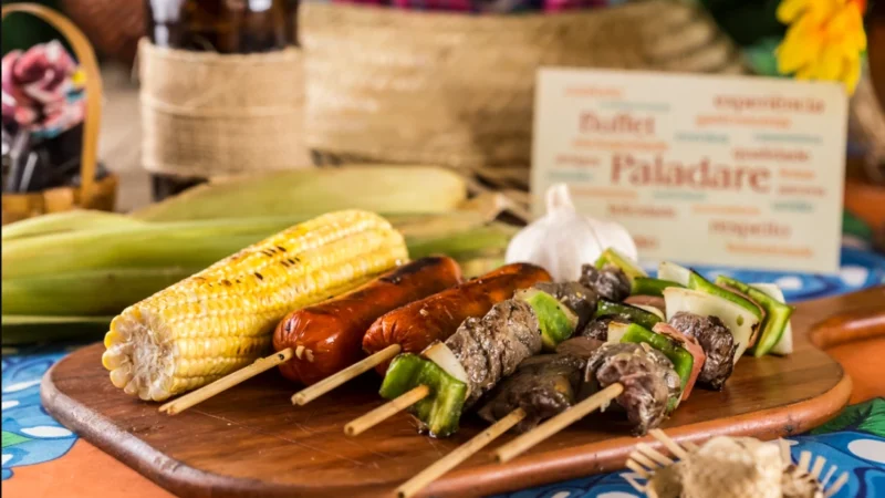 Espetinhos de carne, linguiça e milho verde do buffet de festa junina
