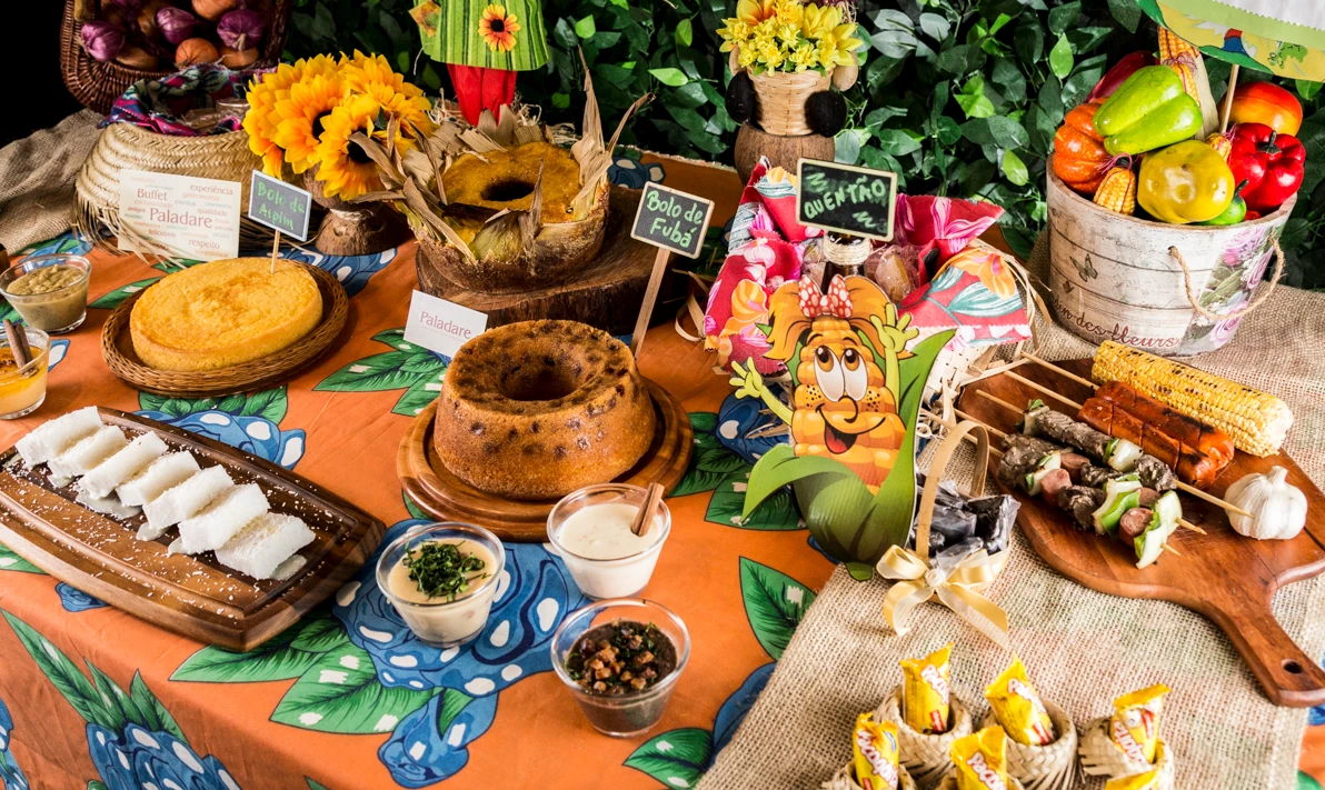 Mesa temática de festa junina montada pelo Buffet Paladare