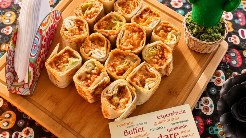 Mini burritos servidos na tábua pelo Buffet Paladare